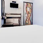 Oyo 30975 Karunamoyee Guest House